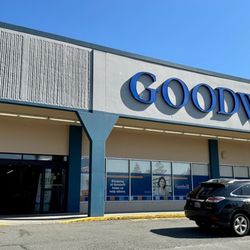 Redmond Goodwill - Sore exterior and sign