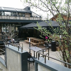 Starbucks Reserve - Arka bahçesi süper, çocuk parkına bakıyor.