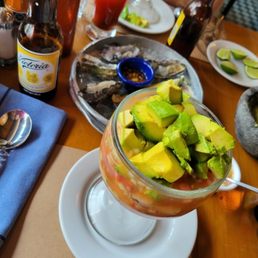 Coctel de camaron y pulpo, ostiones y michelada Coctel de camaron y pulpo, ostiones y michelada