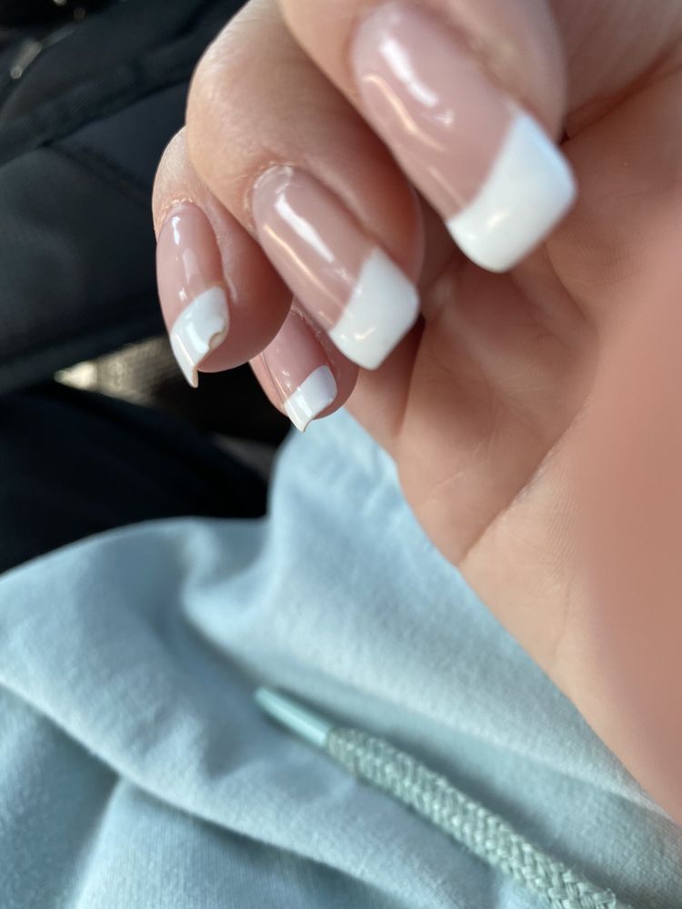 Bollinger Nail Salon Logo