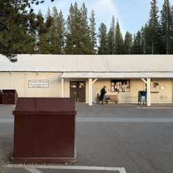 Tuolumne Meadows Campground Yosemite - Store and grill.