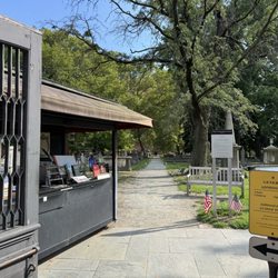 Benjamin Franklin's Grave - Entrance to Christ Church Burial Ground, where Benjamin Franklin is buried