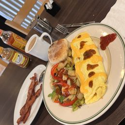 Linguica omelette with side of bacon and potatoes 4/5! Linguica omelette with side of bacon and potatoes 4/5!