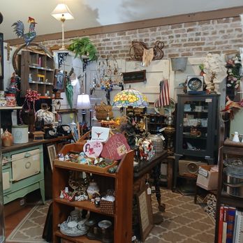 Bella's Cottage - Antiques Near Me - Smithville, Texas