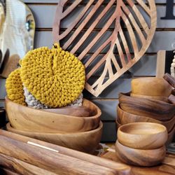 Brenda's Blumenladen - Acacia wood continues to be a popular and natural look