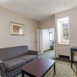 Ramada by Wyndham Newburgh/West Point - Guest room