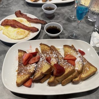 Twisted Biscuit Brunch - Bella Brioche French Toast breakfast - Bars Near Me - Edwardsville, Illinois