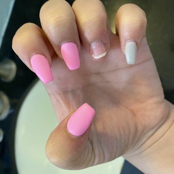 Vicki Nails - Shitty nails - Nail Salons Near Me - Lyons, Illinois