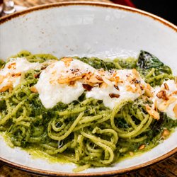 Industria Pizzeria + Bar - Pesto, burrata, parmesan et amandes grillées.
Pesto, burrata, Parmesan & toasted almonds.