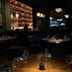 Orilla Bar & Grill - Ambiance