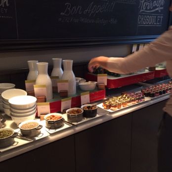 Double Tree by Hilton - Breakfast buffet - Hotels Near Me - Santiago, RM