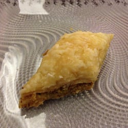 Le Libanais - Baklava traditional! I do prefer honey glazed! But it is nice to !!