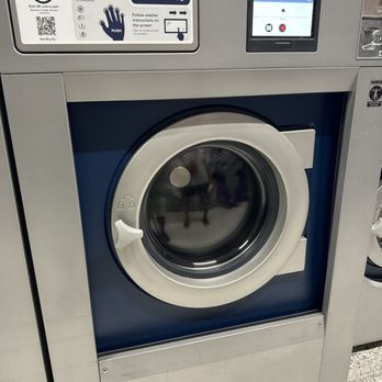 LaundroLab - 35 lb washer - Laundromat Near Me - Austin, Texas