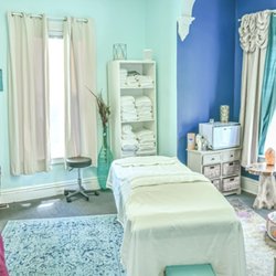 Pure Massage & Holistic Spa - Massage room