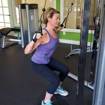 Amy Sitzmann - Jessica wants to tone her upperbody and lift her glutes. Here she is perfecting the squat position lat pulldown! - Trainers Near Me