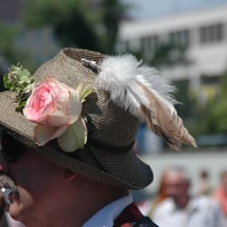 Markthallen München - Fesch (Orginal Tegernseer-Sommerhut mit Rose)