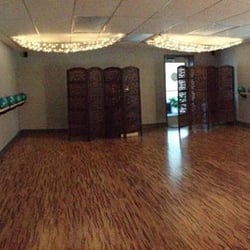 Home Yoga & Barre - Overview of the studio.