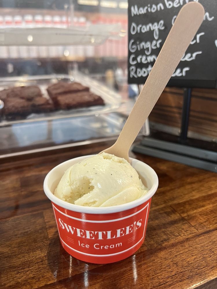 Sweetlee's Ice Cream Logo