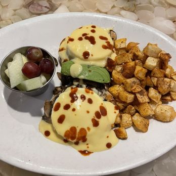 Daily Dose Old Town Bar & Grill - Eggs Benedict with mushroom and avocado (and some tapatio drizzle) - Breakfast & Brunch Near Me - Scottsdale, Arizona