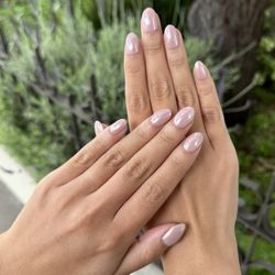 Plush Nails Spa - Chrome gel on natural nails by Vi