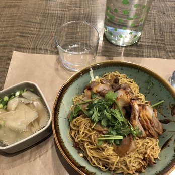 Comme au Viet-Nam - Plat de nouilles avec une soupe wonton - Vietnamese Near Me - Paris, 75 Comme au Viet-Nam - Plat de nouilles avec une soupe wonton - Vietnamese Near Me - Paris, 75