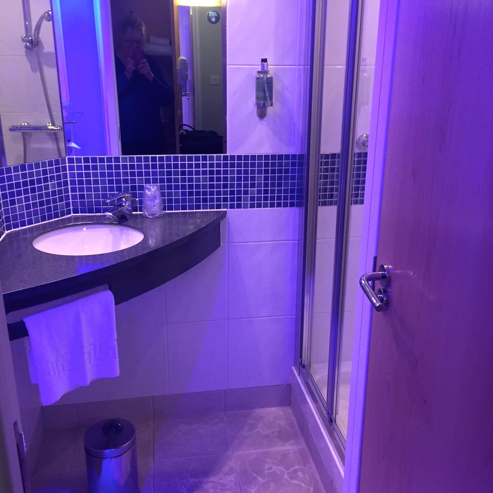 Holiday Inn Express - Small bathroom - Hotels Near Me - Dunfermline, FIF Holiday Inn Express - Small bathroom - Hotels Near Me - Dunfermline, FIF