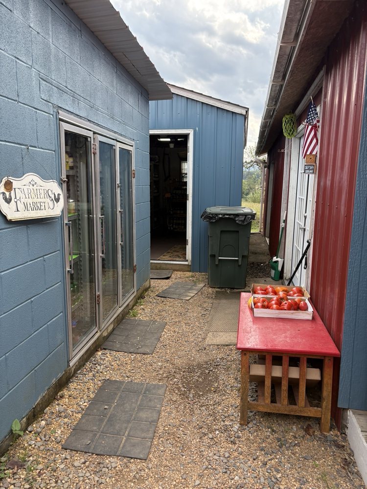 Roy's Orchard Logo