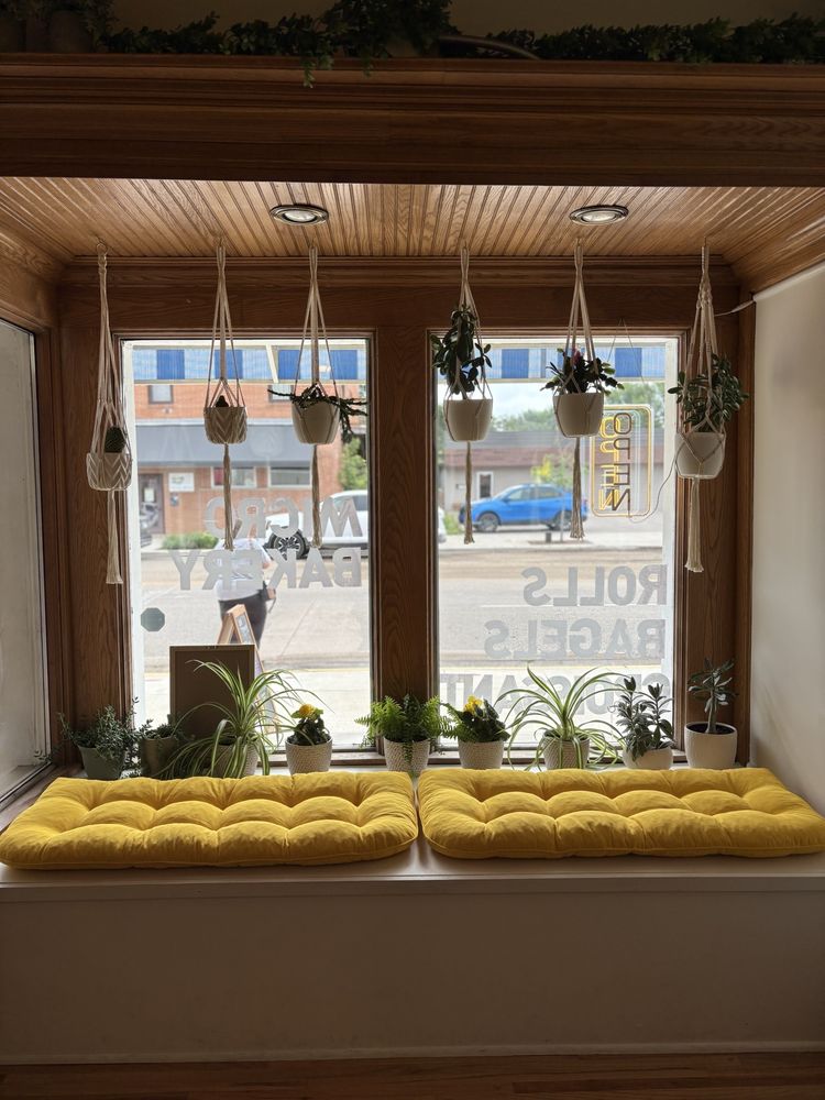 Midwest Macarons Logo