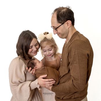 Krys DeRosa Photography - Newborn Session with family - Session Photography Near Me - Walden, New York Krys DeRosa Photography - Newborn Session with family - Session Photography Near Me - Walden, New York