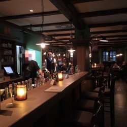 Wellenbrecher Bierkneipe - Gemütlicher Tresen mit Bar Bedienung.
