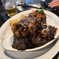 OXTAIL W/  ARROZ CONGRI & YUCA FRITA