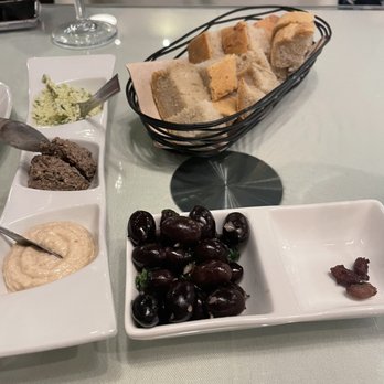 Organi Chiado - Pate appetizer with olives - Vegan Near Me - Lisbon, 11