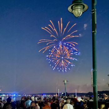 Artisan 179 - 4th of July fireworks from Artisan 179 in Pewaukee - Bars Near Me - Pewaukee, Wisconsin