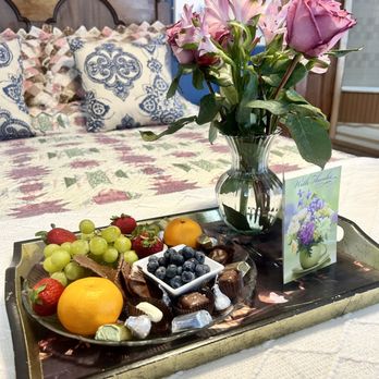 Amethyst Inn - A fruit and chocolate package added to the cobalt suite - Bed & Breakfast Near Me - Adamstown, Pennsylvania Amethyst Inn - A fruit and chocolate package added to the cobalt suite - Bed & Breakfast Near Me - Adamstown, Pennsylvania