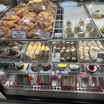 Carlo's Bakery - Bakeries Near Me - Las Vegas, Nevada