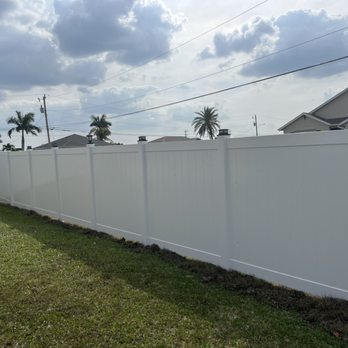 Mr Miranda Fences - a white fence in a backyard - Fences & Gates Near Me Mr Miranda Fences - a white fence in a backyard - Fences & Gates Near Me