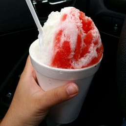 Medium wedding cake (white) and tiger's blood (red) with cream Medium wedding cake (white) and tiger's blood (red) with cream