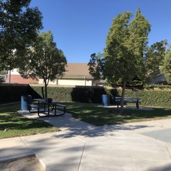 Magnolia Park - Nice shaded picnic benches