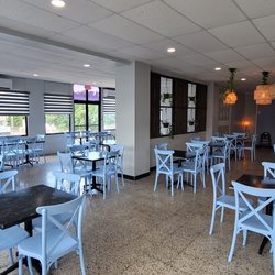 Karisma Restaurant & Coffee Bar - Salón con capacidad para 84 personas
