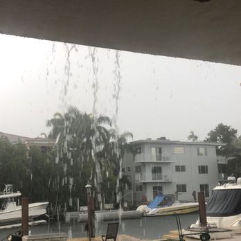 Rain Gutters by Green Solution - Water coming between house and gutter. - Gutter Services Near Me - Miami, Florida Rain Gutters by Green Solution - Water coming between house and gutter. - Gutter Services Near Me - Miami, Florida