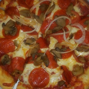 Casa Pizza Restaurant - Mushrooms, pepperoni and onion pizza - Italian Near Me - El Paso, Texas