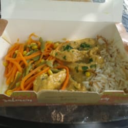 Super Delicious Gourmet - Pollo con curry, arroz y verduras estilo indio.