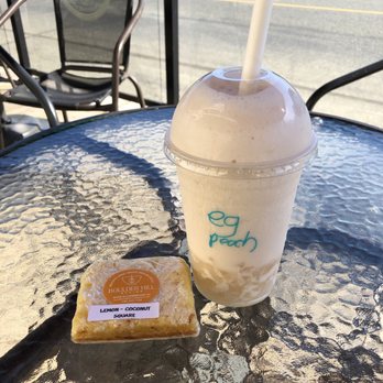 Komox Grind Espresso & Smoothie Bar - a drink and a piece of cake - Coffee & Tea Near Me - Comox, British Columbia