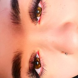 Bounce Back Lashes by Jen - Model