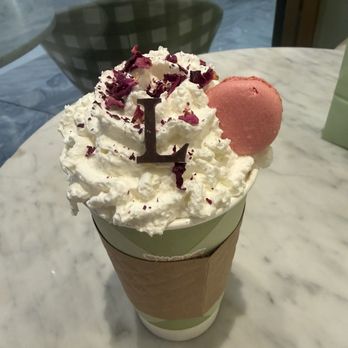 Ladurée Hudson Yards - Rose latte - Macarons Near Me - New York, New York