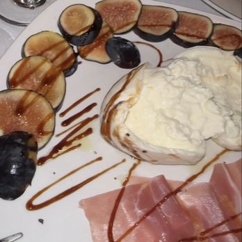 il Piccolo Villaggio Ristorante - Burrata con prosciutto y higos, una combinación majestuosa - Italian Near Me - Islip, New York il Piccolo Villaggio Ristorante - Burrata con prosciutto y higos, una combinación majestuosa - Italian Near Me - Islip, New York