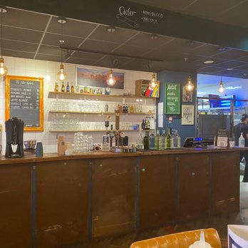 Dine Burgers - Main Counter & Bar - Burgers Near Me - Göteborg, O