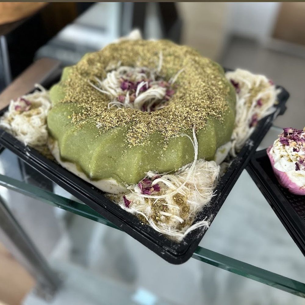 Bouza - Pistachio cake - Ice Cream & Frozen Yogurt Near Me - Montreal, Quebec