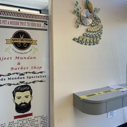 Ajeet Mundan & Barber Shop - Lobby