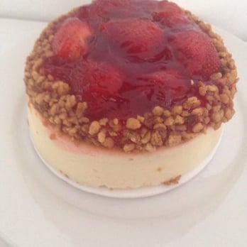 Junior's Restaurant - Strawberry cheesecake : 21.50$ - Bakeries Near Me - Brooklyn, New York